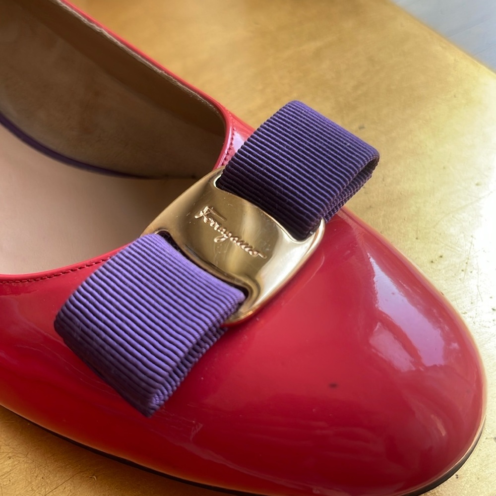 Salvatore Ferragamo Vera Pump in Two-Tone Patent Leather - Picture 9 of 16